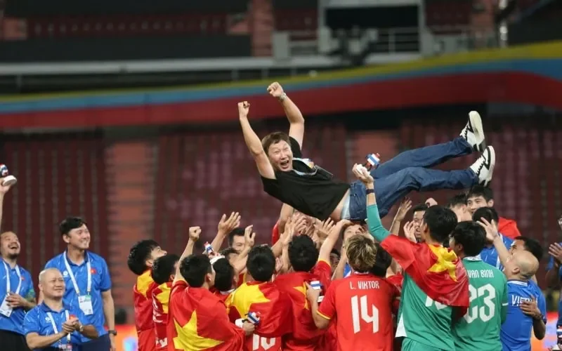 cdv-dong-nam-a-sung-so-khi-dt-viet-nam-vo-dich-1-nam-3-lan-1-min_11zon