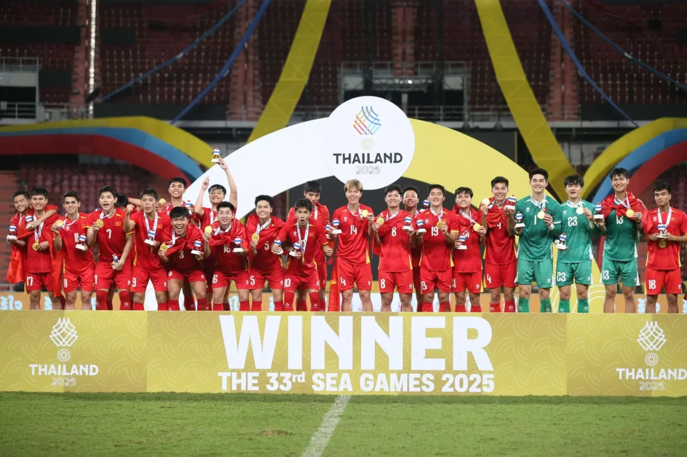 dan-sao-dtqg-dong-loat-chuc-mung-u22-viet-nam-vo-dich-sea-games-33-1-min_11zon