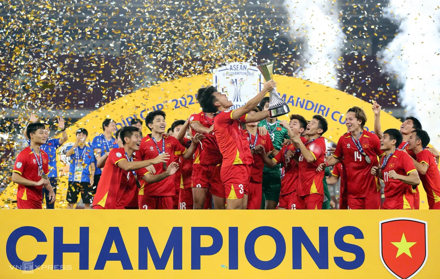 dan-sao-dtqg-dong-loat-chuc-mung-u22-viet-nam-vo-dich-sea-games-33-2